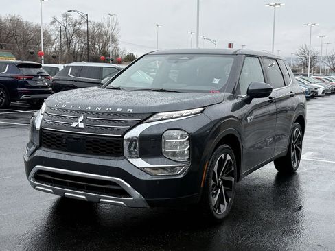 Used 2025 Mitsubishi Outlander SE image 3