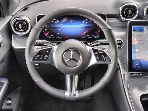 Used 2025 Mercedes-Benz GLC 300 4MATIC image 23