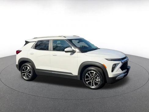 Used 2025 Chevrolet TrailBlazer LT image 2