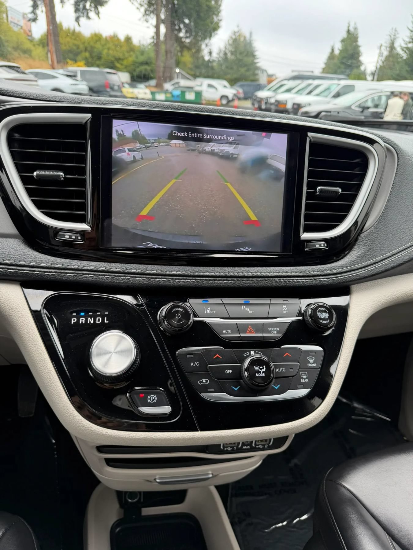Used 2023 Chrysler Pacifica Touring-L FWD image 33