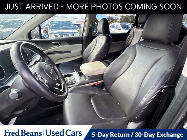 Used 2024 Kia Carnival LX FWD image 16