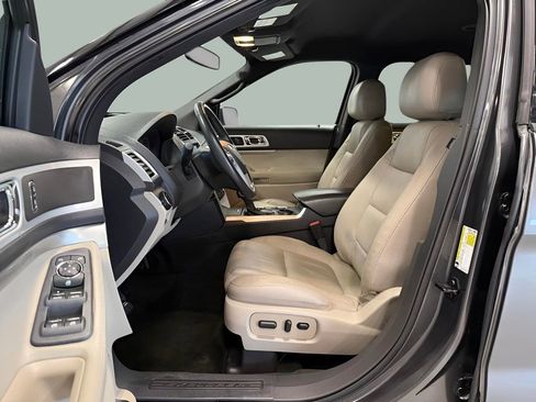 Used 2015 Ford Explorer XLT w/ Equipment Group 202A image 29