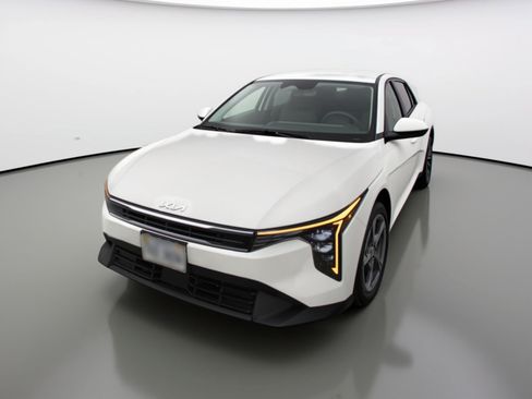 Used 2025 Kia K4 FWD image 3