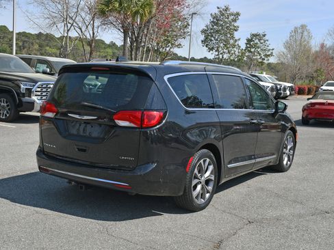 Used 2017 Chrysler Pacifica Limited w/ UConnect Theater Package image 4
