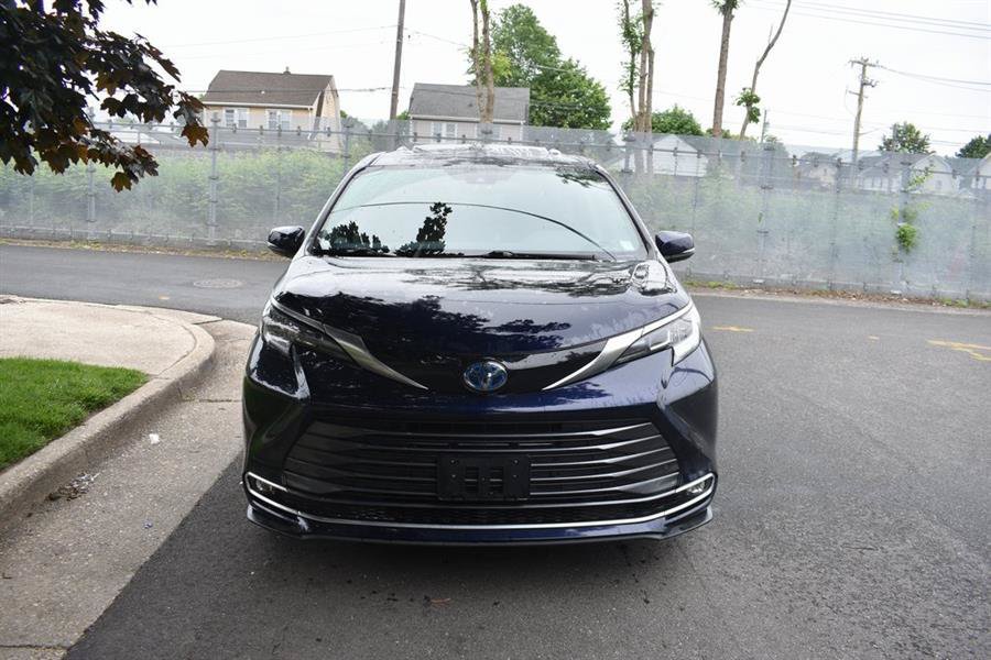 Used 2024 Toyota Sienna LE FWD image 3