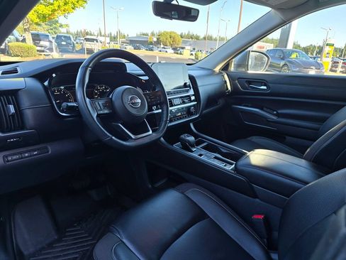 Used 2023 Nissan Pathfinder SL w/ Lighting Package (N92) FWD image 12