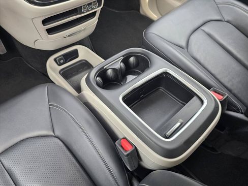 Used 2024 Chrysler Pacifica Touring-L FWD image 16