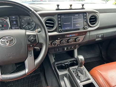 Certified 2022 Toyota Tacoma TRD Off-Road AWD/4WD image 18