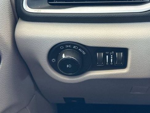 Used 2023 Chrysler Pacifica Touring-L FWD image 38