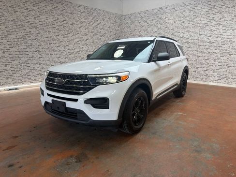 Used 2021 Ford Explorer XLT AWD/4WD image 3