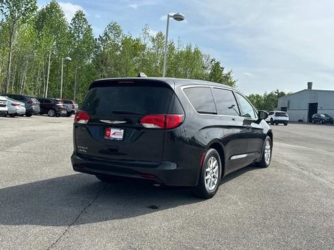 Used 2023 Chrysler Voyager LX FWD image 4