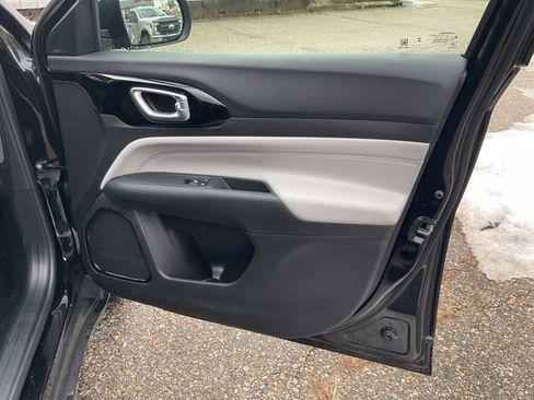 Used 2025 Jeep Compass Limited image 12