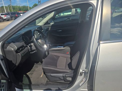 Used 2022 Nissan Sentra SV FWD image 6