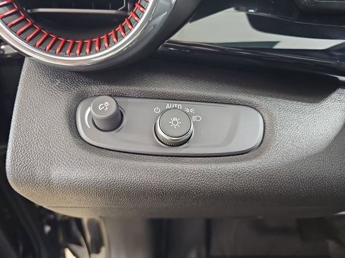 Certified 2025 Chevrolet Trax RS w/ Sunroof Package image 30