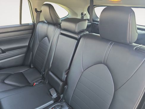 Certified 2025 Toyota Highlander XLE AWD/4WD image 13