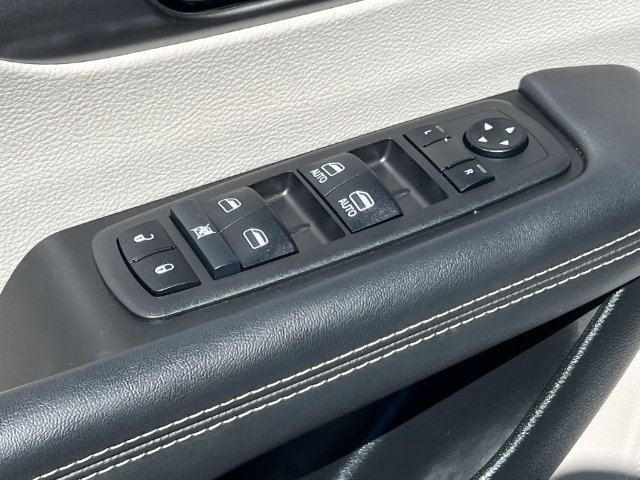 Used 2024 Chrysler Pacifica Touring-L AWD/4WD image 17