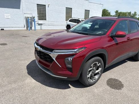 Used 2025 Chevrolet Trax LT FWD image 2