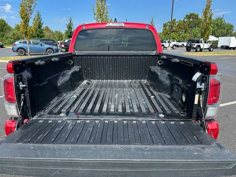 Used 2021 Toyota Tacoma TRD Off-Road w/ Technology Package AWD/4WD image 17