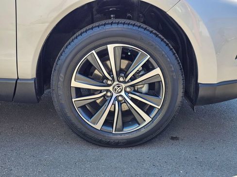 Certified 2023 Toyota Venza LE AWD/4WD image 9