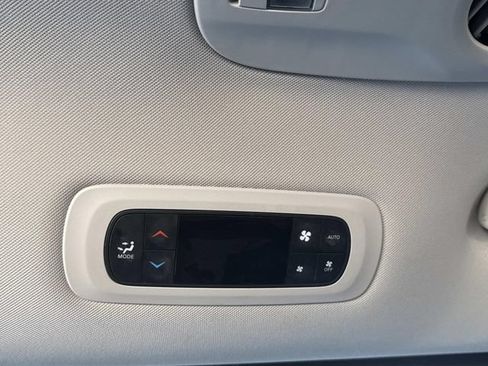 Used 2022 Chrysler Pacifica Touring-L FWD image 60