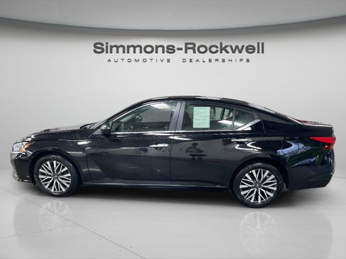 Used 2025 Nissan Altima 2.5 SV FWD image 2