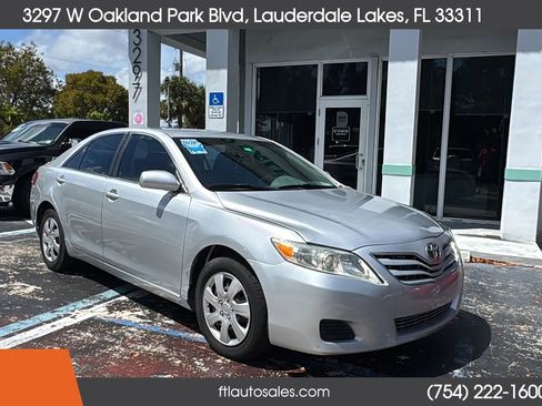 Used 2011 Toyota Camry XLE image 3