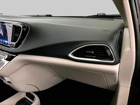 Used 2022 Chrysler Pacifica Touring-L FWD image 15