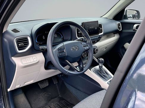 Used 2024 Hyundai Venue Limited FWD image 14