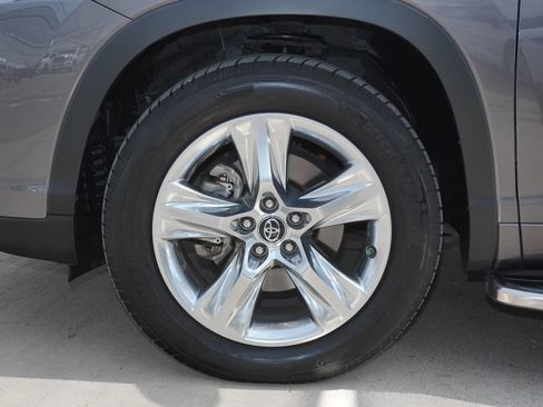 Used 2019 Toyota Highlander Limited FWD image 11