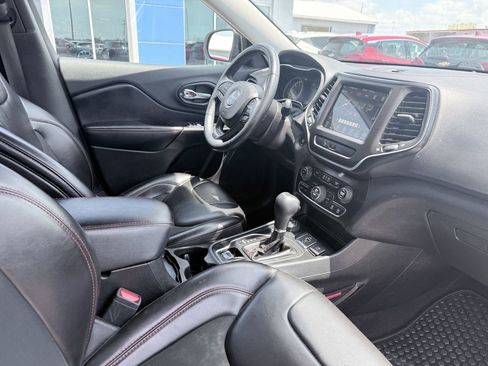 Used 2019 Jeep Cherokee Trailhawk w/ Cold Weather Group AWD/4WD image 12