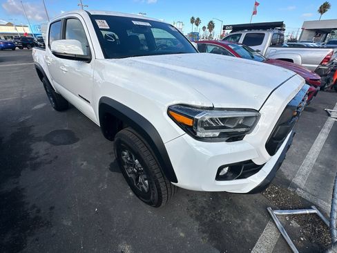 Certified 2022 Toyota Tacoma TRD Off-Road w/ Technology Package AWD/4WD image 2