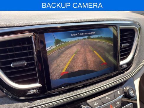 Used 2023 Chrysler Pacifica Touring-L FWD image 4