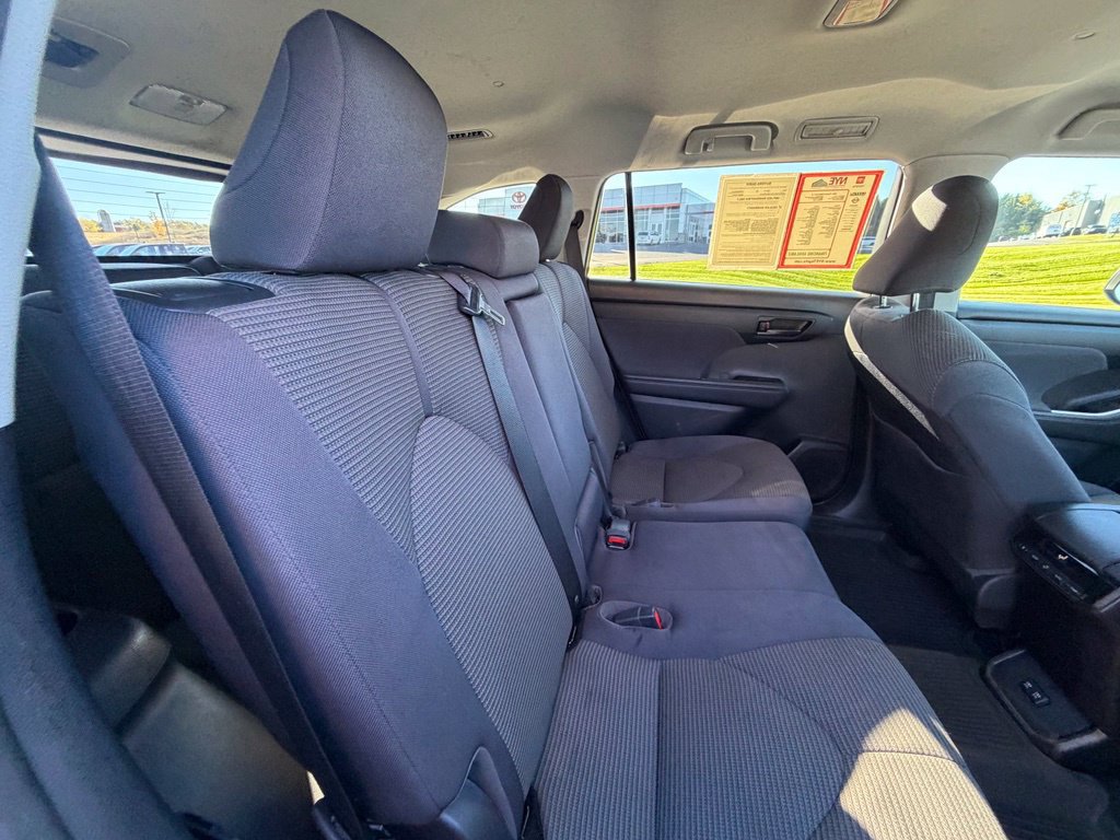 Used 2021 Toyota Highlander LE AWD/4WD image 41