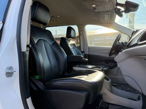 Used 2023 Chrysler Pacifica Touring-L image 21