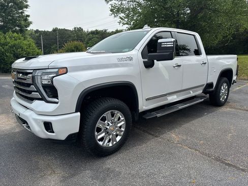 Used 2024 Chevrolet Silverado 2500 High Country w/ High Country Premium Package AWD/4WD image 9