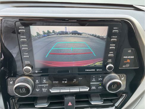 Used 2021 Toyota Highlander XLE AWD/4WD image 9