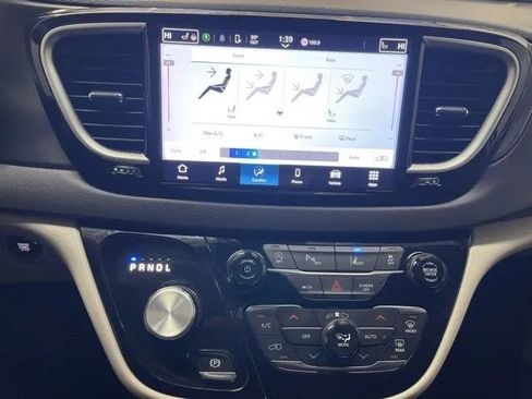 Used 2024 Chrysler Pacifica Touring-L image 20