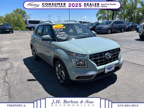Used 2025 Hyundai Venue SEL FWD image 1