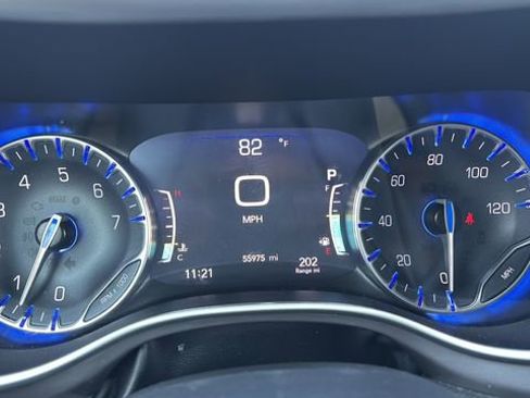 Used 2025 Chrysler Pacifica Select image 12