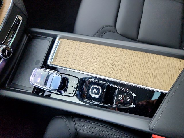 New 2026 Volvo XC60 B5 Plus w/ Protection Package Premier AWD/4WD image 22