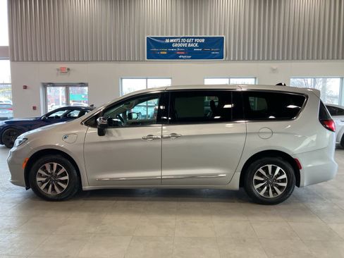 Used 2023 Chrysler Pacifica Limited image 8