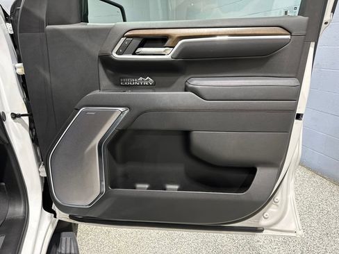 Certified 2025 Chevrolet Silverado 1500 High Country w/ Technology Package AWD/4WD image 17