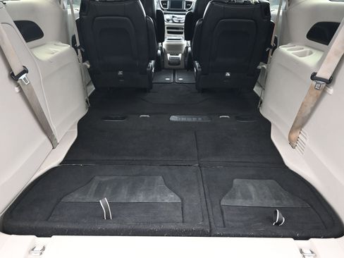 Used 2020 Chrysler Pacifica Touring-L image 26