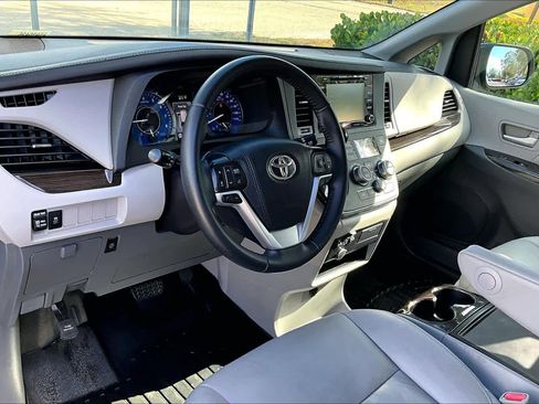 Used 2019 Toyota Sienna XLE image 17