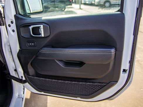 Used 2023 Jeep Gladiator Overland image 17