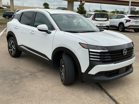 Used 2025 Nissan Kicks SV image 4