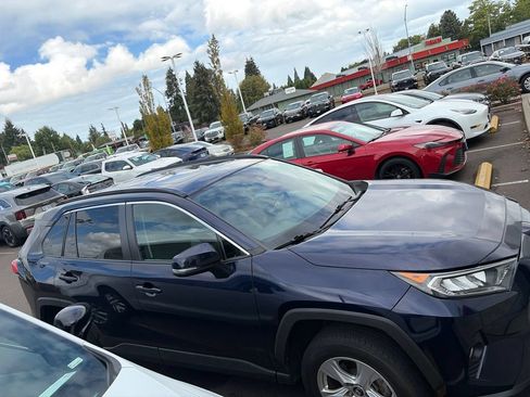 Used 2020 Toyota RAV4 XLE w/ Convenience Package AWD/4WD image 3