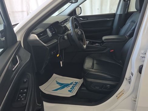 Used 2023 Jeep Grand Cherokee Limited image 3