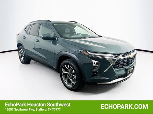 Used 2025 Chevrolet Trax LT image 1