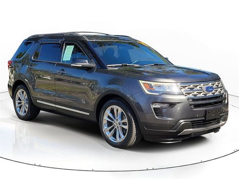 Used 2018 Ford Explorer XLT w/ Equipment Group 202A image 4